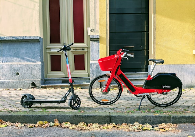 Mobilità sostenibile Un monopattino e una bicicletta elettrica
